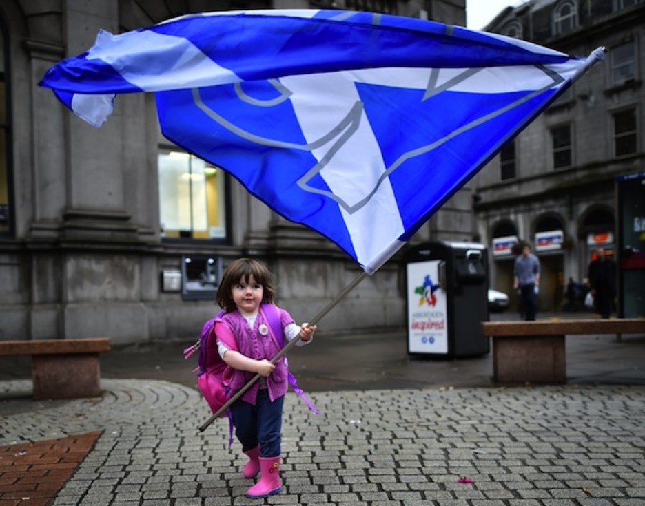 Una niña agita una bandera en favor del «sí», en Aberdeen. (Ben STANSALL/AFP PHOTO)