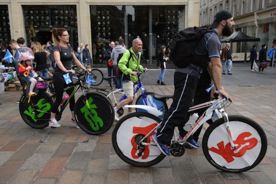 El «sí» a la independencia, sobre ruedas en Glasgow. (Leon NEAL/AFP PHOTO)
