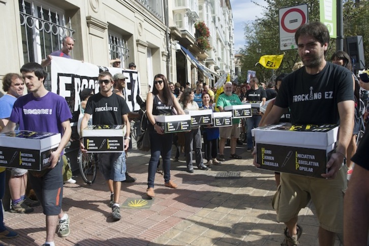 Fracking Ez Araba entregó las firmas en el Parlamento de Gasteiz el sábado pasado. (Raúl BOGAJO/ARGAZKI PRESS)