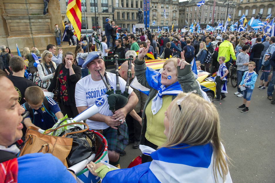 El ambiente festivo y reivindicativo fue protagonista en las calles de Glasgow. (Gorka RUBIO/ARGAZKI PRESS)