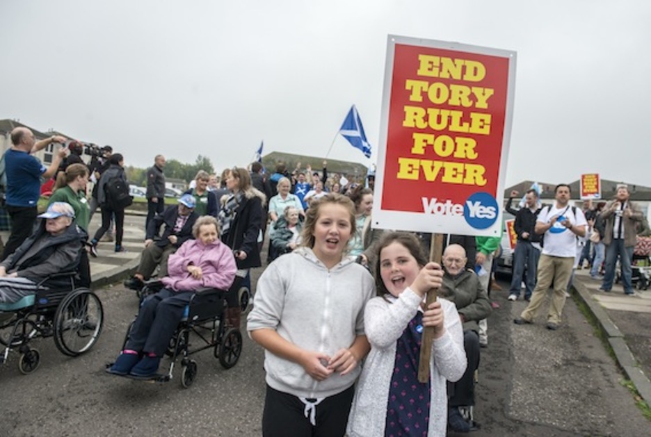Dos niñas, en la marcha por el ‘Yes’, en el barrio de Craigmillar. (Gorka RUBIO/ARGAZKI PRESS)