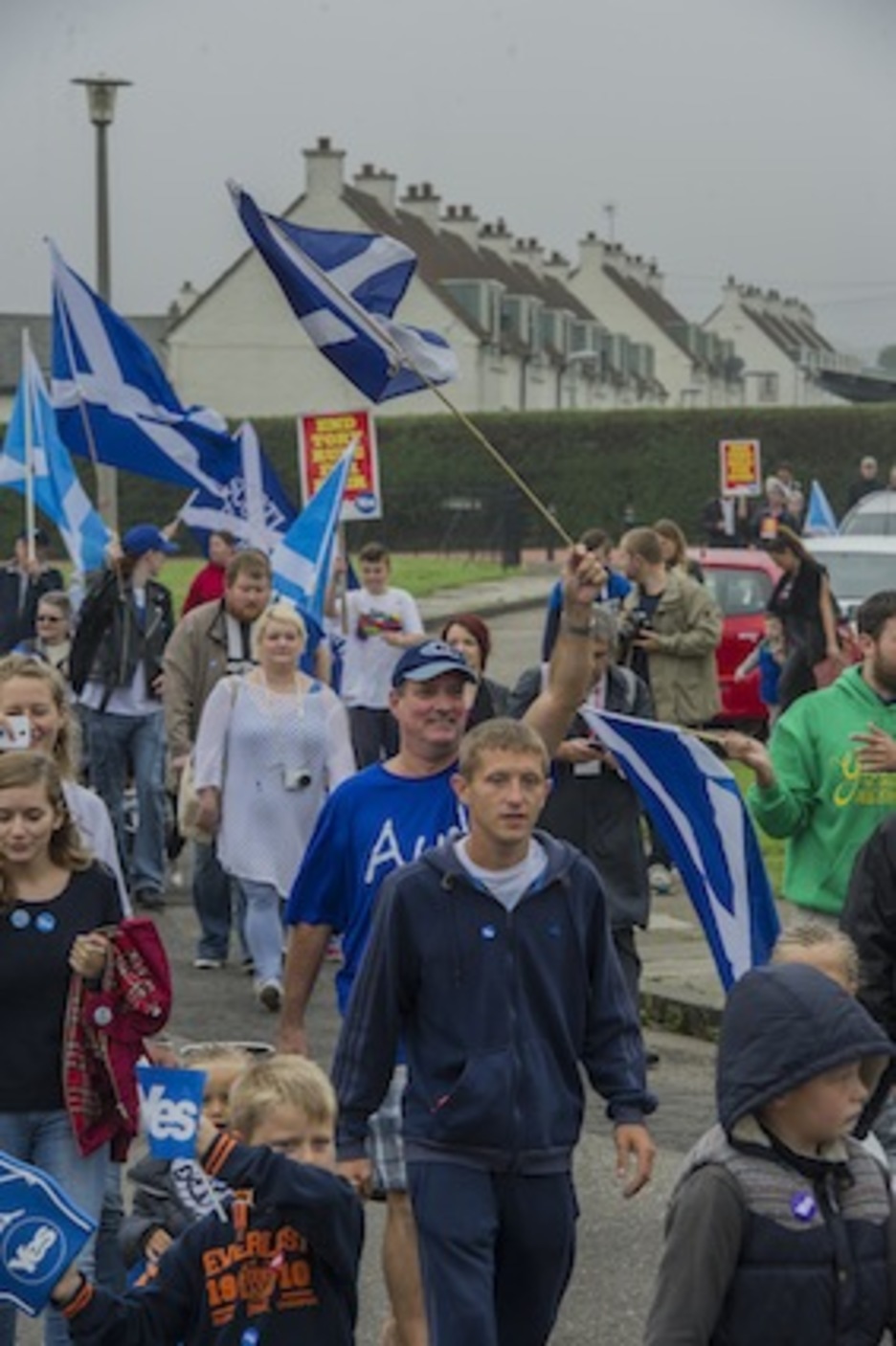 Banderas escocesas en mano, camino de los centros de votación. (Gorka RUBIO/ARGAZKI PRESS)