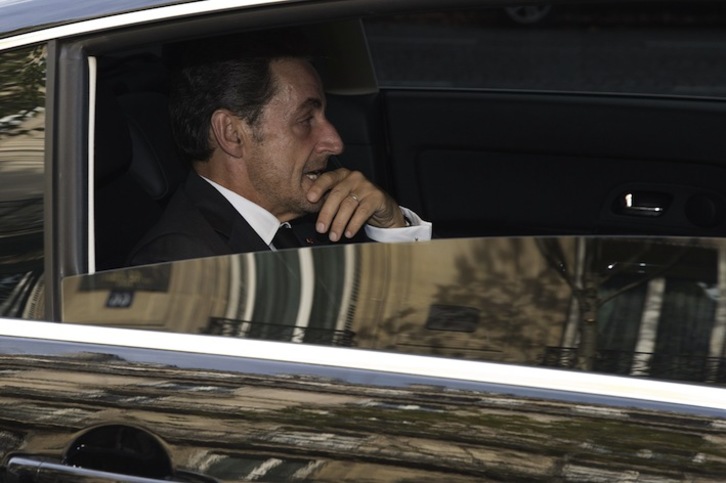 Nicolas Sarkozy, este viernes a la salida de su despacho. (Joel SAGET / AFP)