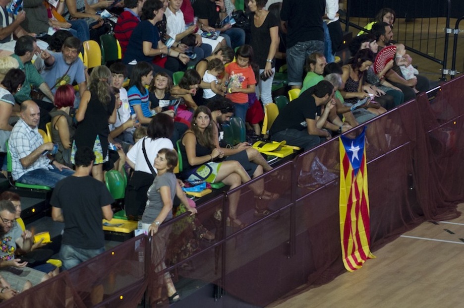 Bandera independentista catalana a pie de pista. (Juanan RUIZ / ARGAZKI PRESS)