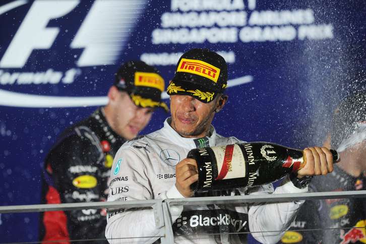 Hamilton celebra la victoria. (Romeo GACAD / AFP)