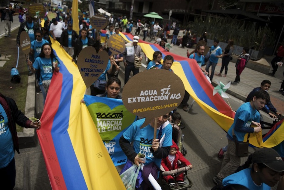 Frackingaren aurkako mezuak Bogotako manifestazioan. (EITAN ABRAMOVICH / AFP)