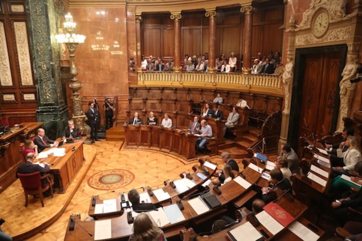 Instantánea del pleno municipial que aprobado la moción este mediodía. (BCN.CAT)
