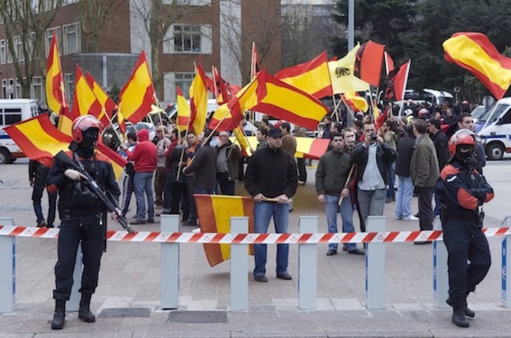 Los falangistas, escoltados por la Ertzaintza en Donostia, en marzo de 2008. (Juan Carlos RUIZ/ARGAZKI PRESS)