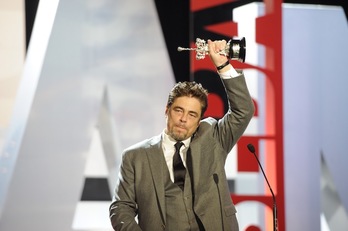 Benicio del Toro saluda tras recibir el Premio Donostia. (Jon URBE / ARGAZKI PRESS)