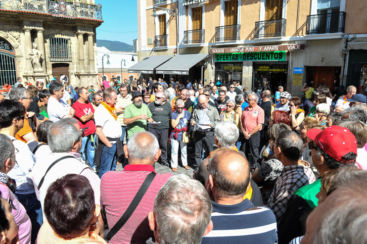Organizadores del acto de Iruñea explican a los presentes la prohibición del mismo. (Idoia ZABALETA / ARGAZKI PRESS)