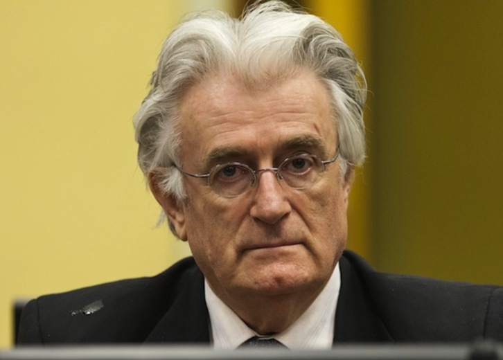 Radovan Karadzic, en el Tribunal de La Haya, durante una vista anterior. (Michael KOOREN/AFP PHOTO)