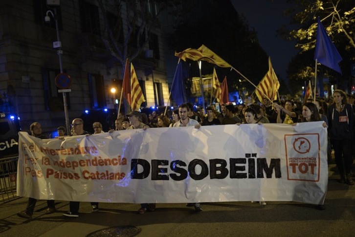 Concentración contra la decisión del TC, esta tarde en Barcelona. (Josep LAGO / AFP)