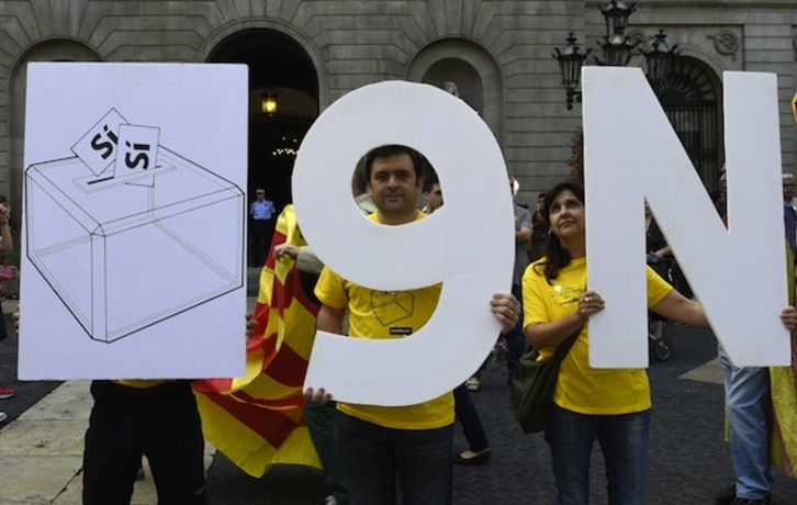 Carteles en favor de la consulta en la plaza Sant Jaume de Barcelona. (Lluis GENÉ/AFP PHOTO)