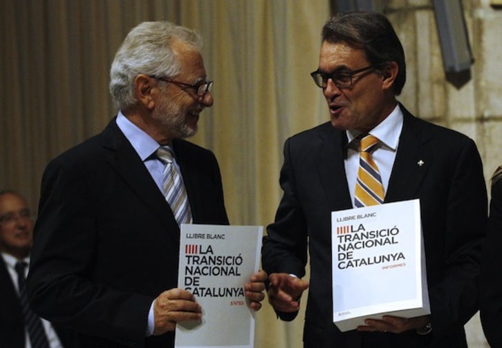 Carles Viver i Pi-Sunyer, junto a Artur Mas, en la presentación del Libro Blanco de la Transición Nacional. (Quique GARCÍA/AFP PHOTO)