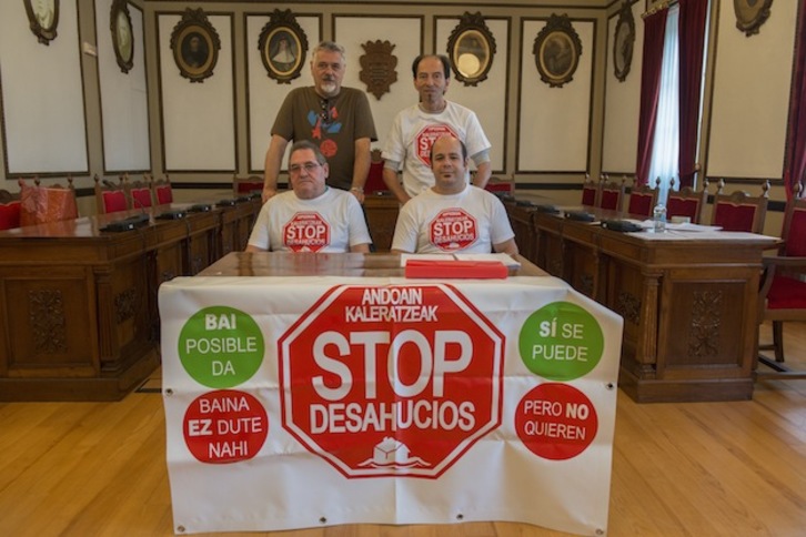 Stop Desahucios ha comparecido en el Ayuntamiento de Andoain. (Andoni CANELLADA/ ARGAZKI PRESS)