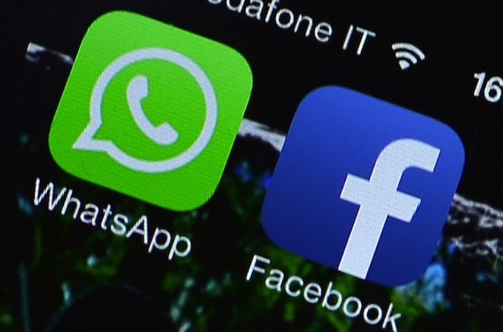 Los iconos de Facebook y Whatsapp, en la pantalla de un dispositivo móvil. (Gabriel BOUYS/AFP PHOTO)