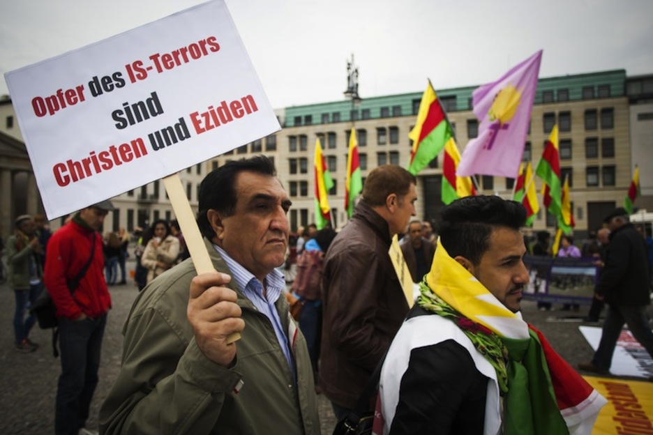 «Cristianos y Yazidis son víctimas del terror del EI», en Berlín este martes. (Odd ANDERSEN / AFP)