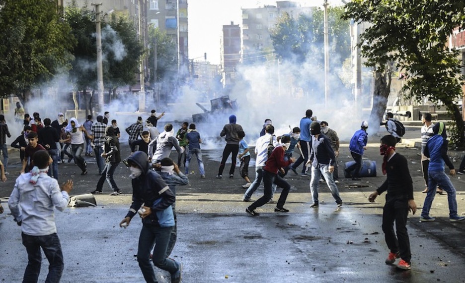 La Policía turca reprime una manifestación este martes en la ciudad de Diyarbakir. (Ilyas AKENGIN / AFP)