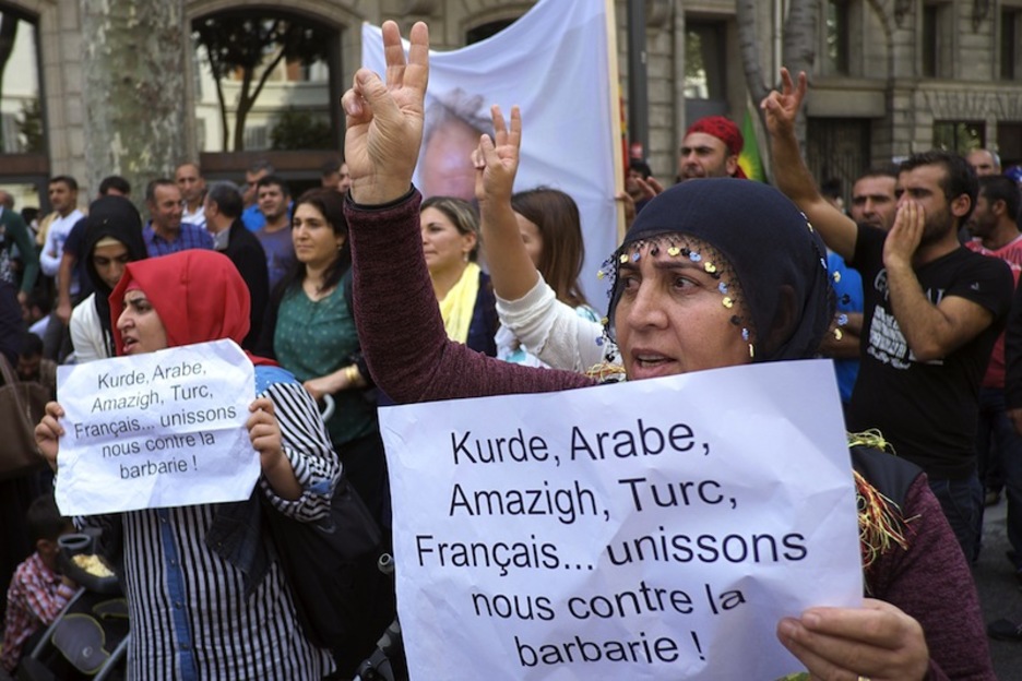 «Kurdos, arabes, amazigh, turcos, franceses... unámonos contra la barbarie», en Marsella. (Boris HORVAT / AFP)