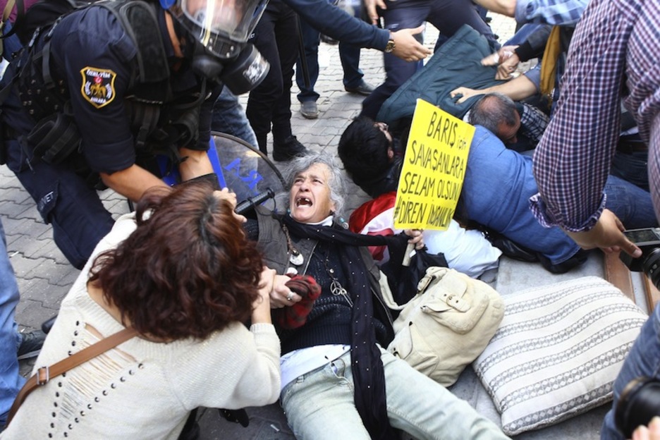 La Policía turca detiene a manifestantes en una protesta de Ankara este martes. (A.A /AFP)