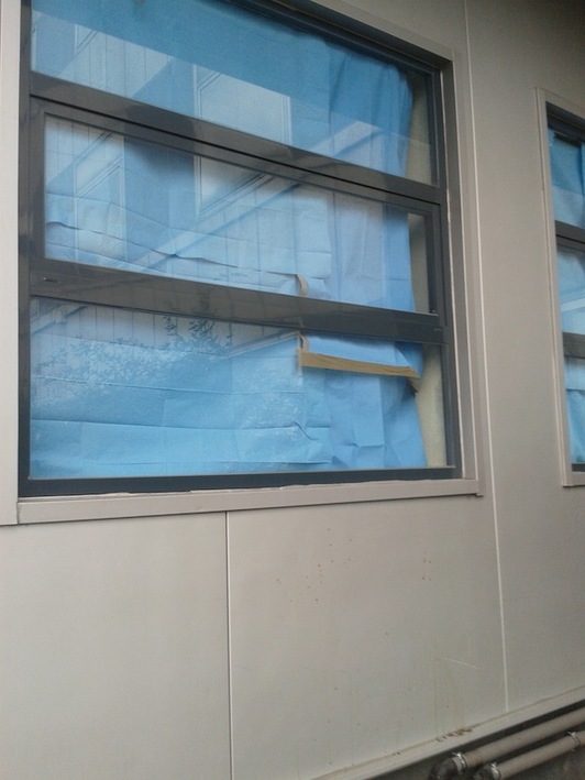 Ventana del hospital «sellada» con sábanas y cinta de embalar. (Alberto PRADILLA)