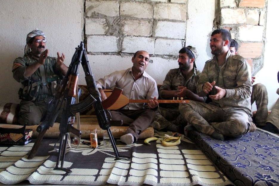 El cantante Ridwan Deriki visita con frecuencia el frente para mantener alta la moral de los milicianos de las YPG.
