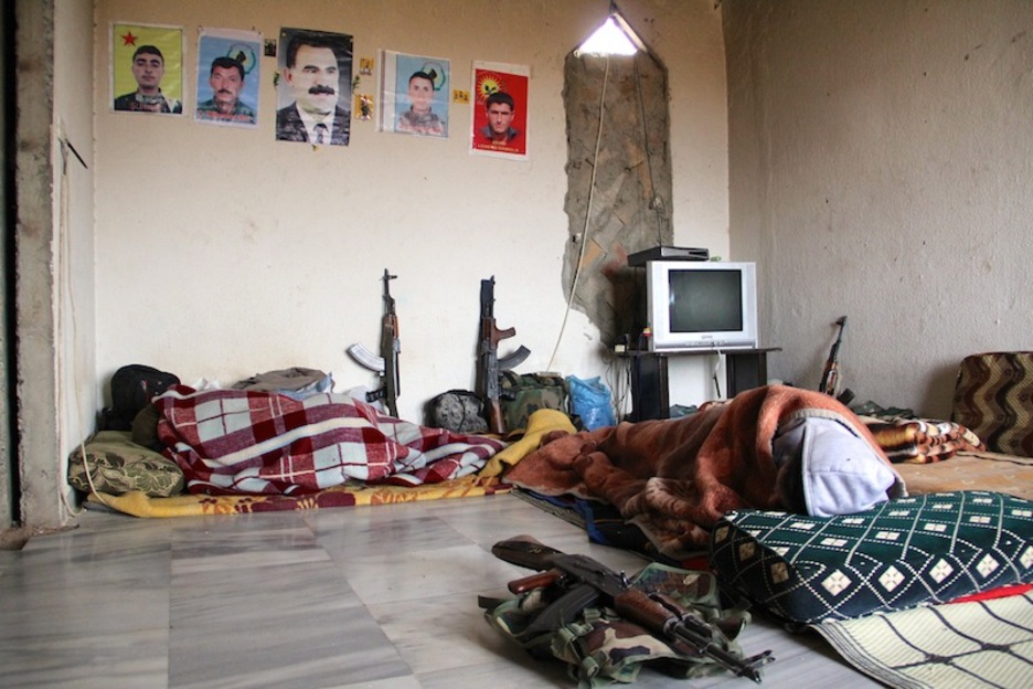 Milicianos duermen en una base militar a 30 km al suroeste de Serekanye.