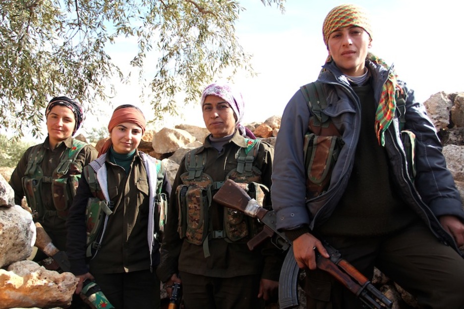 Milicianas de las YPG vigilan las posiciones del EI situadas a tan solo 400 m de Basufane.