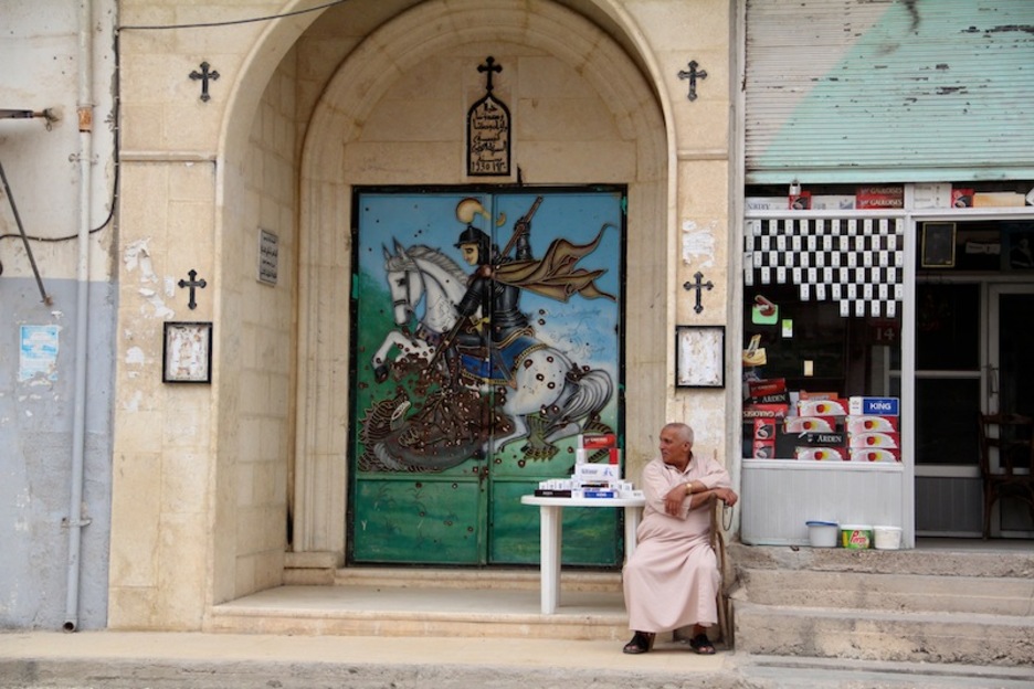 Puerta principal de la iglesia de San Jorge en Serekaniye tiroteada por los islamistas.