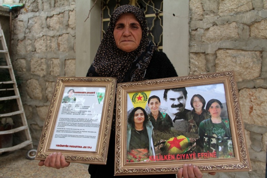 Una mujer kurda muestra un retrato de su hija, miliciana muerta en combate en Afrin.