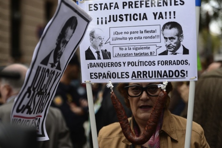 Protesta en el exterior de la Audiencia Nacional cuando declararon Blesa y Rato. (Tom GANDOLFINI/AFP)