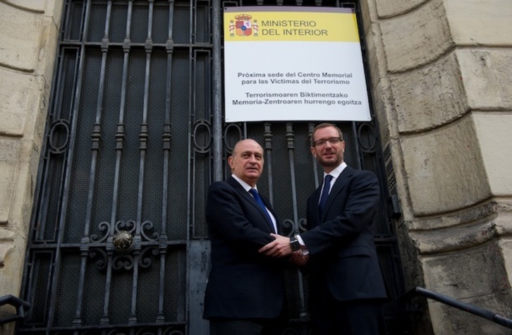 Fernández Díaz y Maroto posan a las puertas del futuro Centro Memorial. (Raúl BOGAJO / ARGAZKI PRESS)