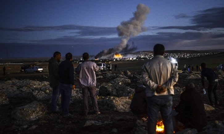 Kurdos observan las columnas de humo que salen de Kobane. (Bulent KILIC/AFP PHOTO)