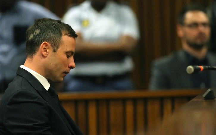 Oscar Pistorius, este martes durante la lectura de la sentencia. (Themba HADEBE / AFP)  