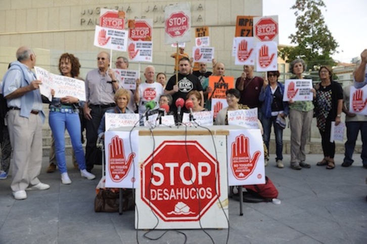 Concentración de Stop Desahucios e IRPH Stop ante los juzgados de Donostia. (Jon URBE / ARGAZKI PRESS)