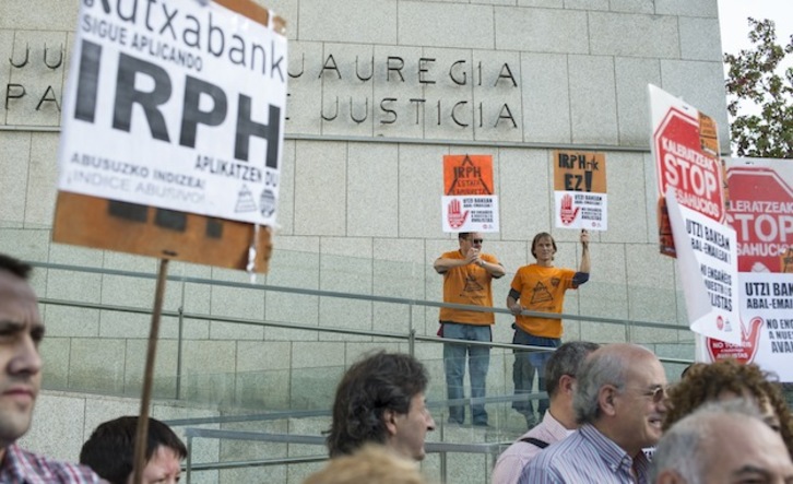 Carteles contra el IRPH en una concentración ante los Juzgados de Donostia. (Jon URBE / ARGAZKI PRESS)