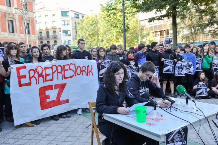 Decenas de estudiantes han apoyado la rueda de prensa de Ikasle Abertzaleak en Iruñea. (Idoia ZABALETA/ARGAZKI PRESS)