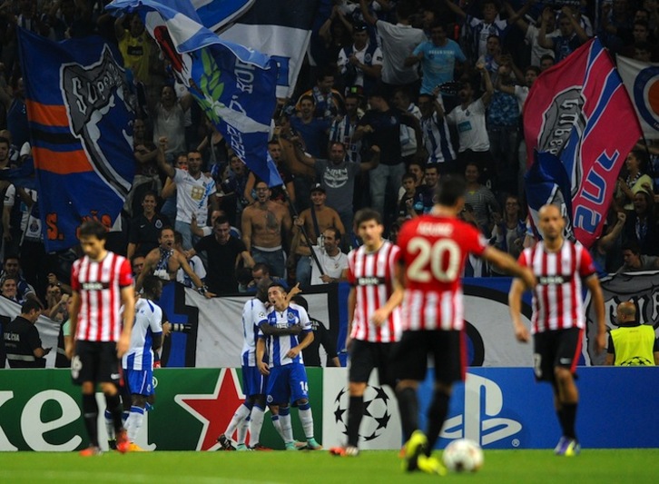 Jugadores del Athletic durante el partido en Oporto. (Miguel RIOPA/AFP) 
