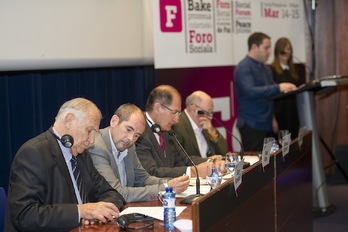 El Foro Social ha presentado sus conclusiones aprovechando la visita de tres miembros del GIC. (Juan Carlos RUIZ/ARGAZKI PRESS)