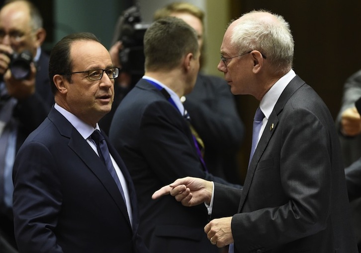 Van Rompuy (derecha) conversa con el presidente francés, François Hollande. (John THYS / AFP)