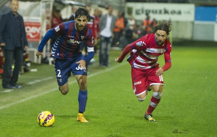 Bóveda, autor del gol azulgrana, persigue el balón junto a Iturra. (Raúl BOGAJO / ARGAZKI PRESS)