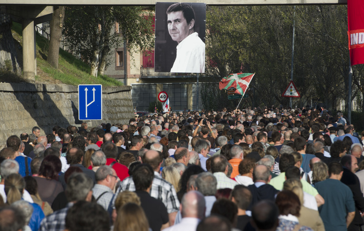 Fotografía de Otegi colocada durante la manifestación celebrada el 11 de octubre para exigir la liberación de los cinco de Bateragune. (Jon URBE / ARGAZKI PRESS)