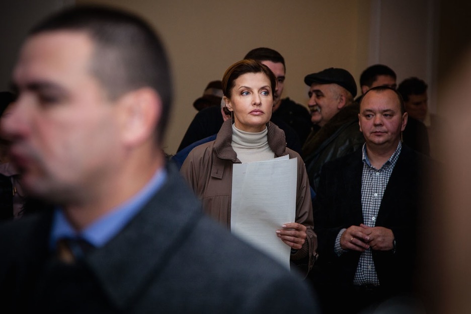 La primera dama, Marina Poroshenko, acudió a votar sin su marido, que estaba «trabajando en el este», como ella misma explicó a pie de urna. (Juan TEIXEIRA)