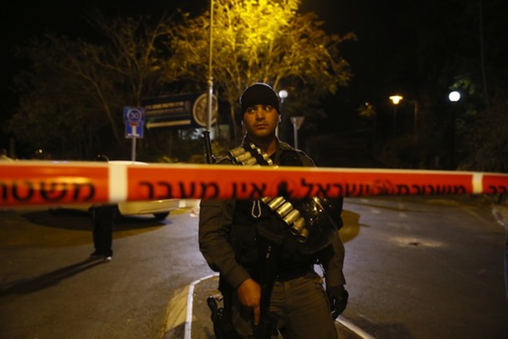 Un miembro de las fuerzas de seguridad israelíes, en el lugar donde Glick fue atacado. (Gali TIBBON/AFP PHOTO)