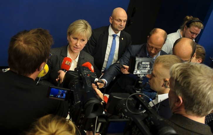 La ministra de Exteriores sueca, Margot Wallström, rodeada de periodistas. (Annika AF KLERCKER/AFP)