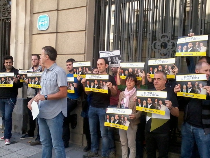 Protesta de EH Bildu bajo la sede del PP en Gasteiz. (EH BILDU)