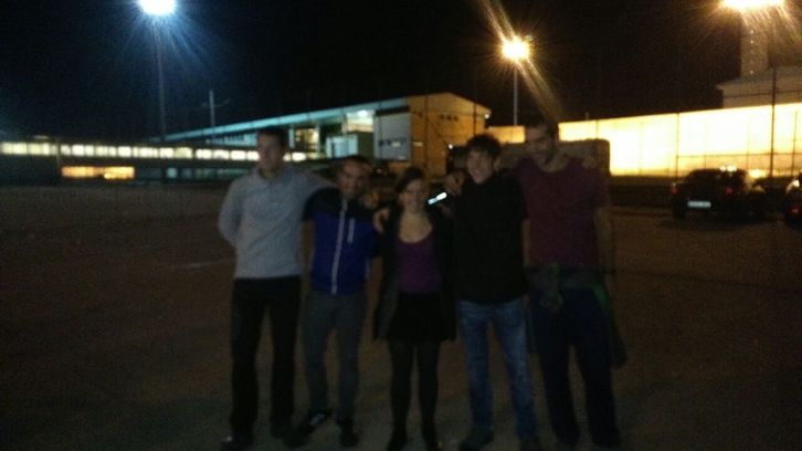 Los cinco jóvenes, en el exterior de la cárcel de Soto del Real.