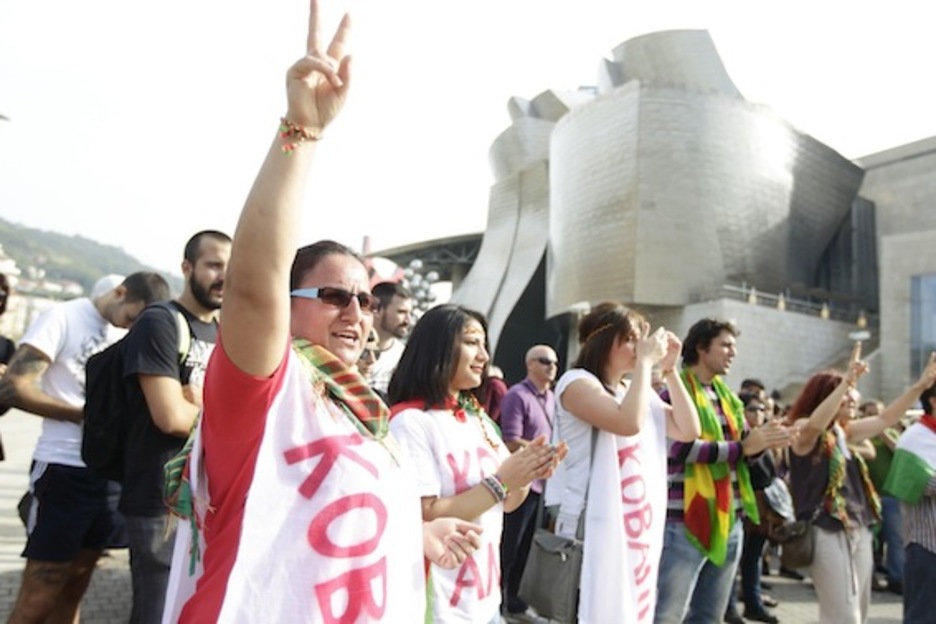 Guggenheim museoaren ondoan bukatu da kurduen alde Bilbon egindako manifestazioa. (ARGAZKI PRESS)