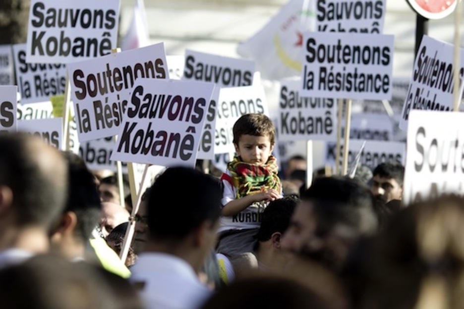 «Kobane salba dezagun» dioten kartelak, Parisen. (Kenzo TRIBOUILLARD/AFP PHOTO)