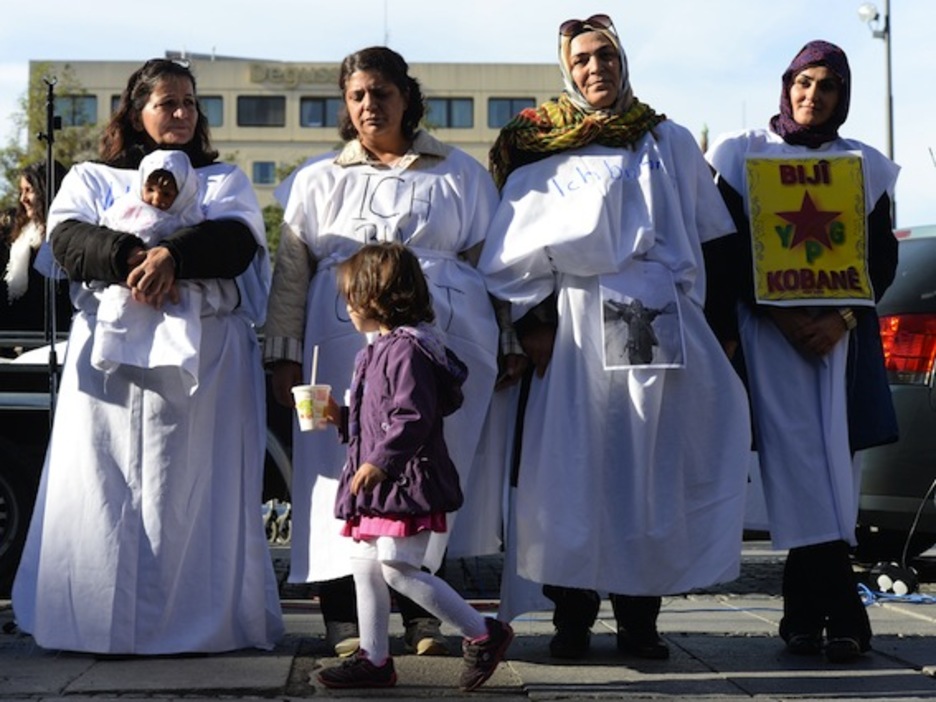 Lau emakume, elkarri kateaturik, Munichen eginiko protestaldian. (Christof STACHE/AFP PHOTO)